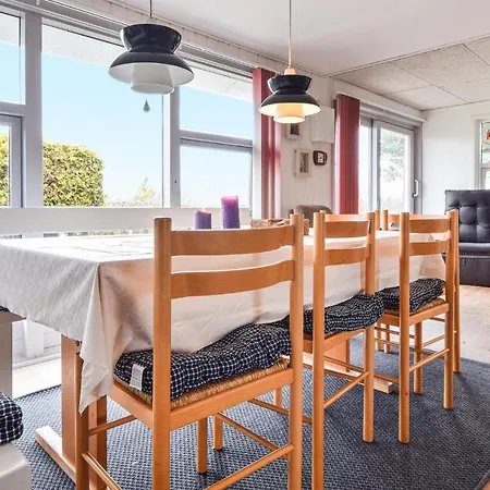 4 Bedroom Cozy In بيت للعطل *